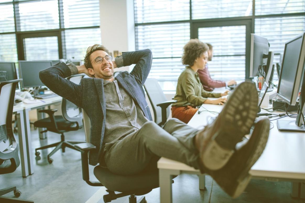 Espacio de trabajo colaborativo donde los estudiantes reciben orientación personalizada