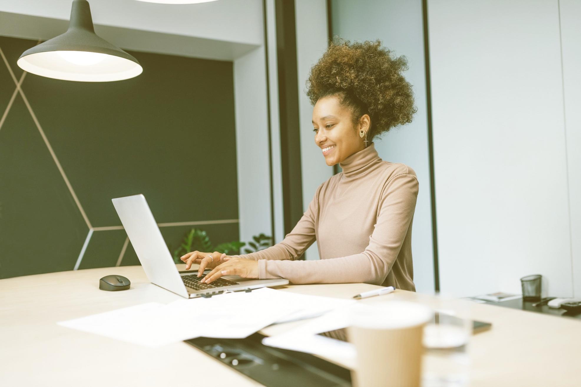 Profesionales analizando estados financieros en entorno colaborativo